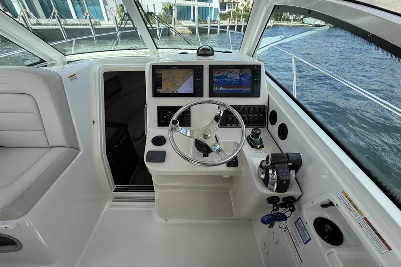 Slide: The Image of Boston Whaler 315 CONQUEST 2019 - 23