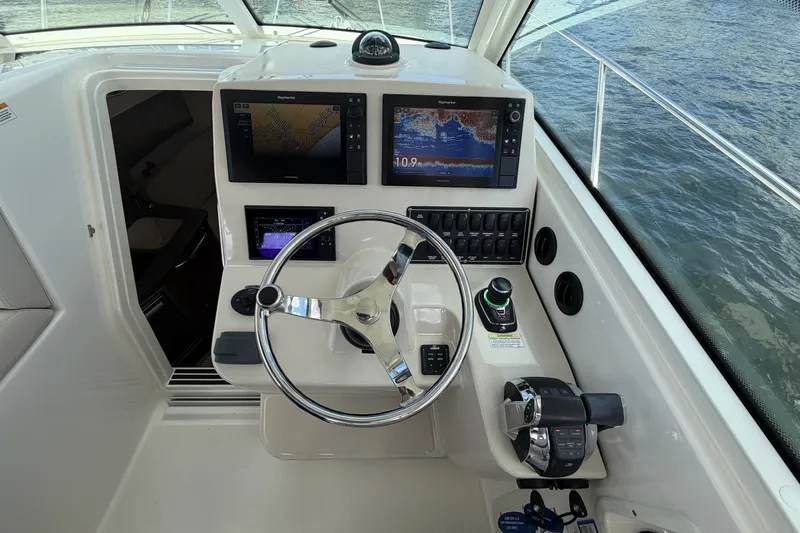 Slide: The Image of Boston Whaler 315 CONQUEST 2019 - 24