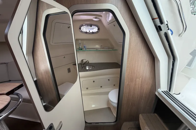 Slide: The Image of Boston Whaler 315 CONQUEST 2019 - 36