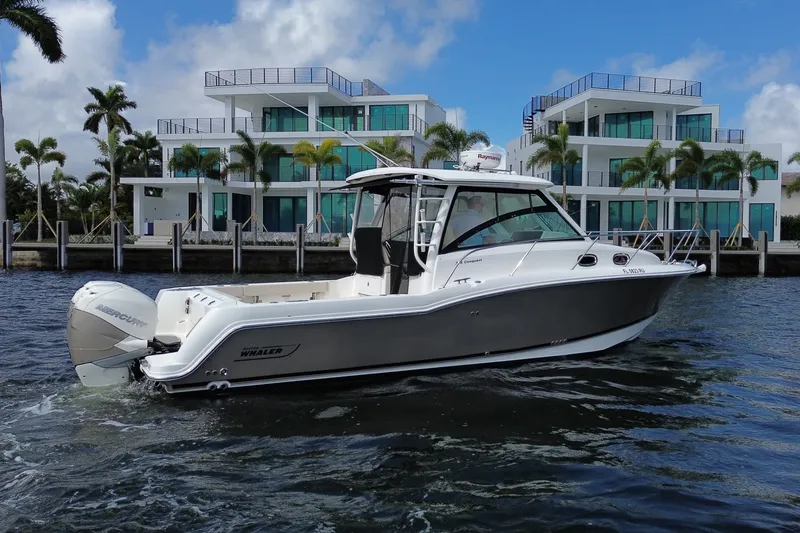 Slide: The Image of Boston Whaler 315 CONQUEST 2019 - 4