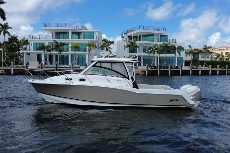 Slide: The Image of Boston Whaler 315 CONQUEST 2019 - 8