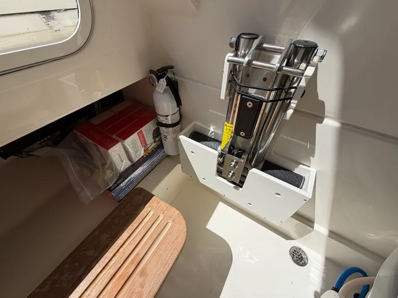 Slide: The Image of Boston Whaler 330 OUTRAGE 2024 - 30