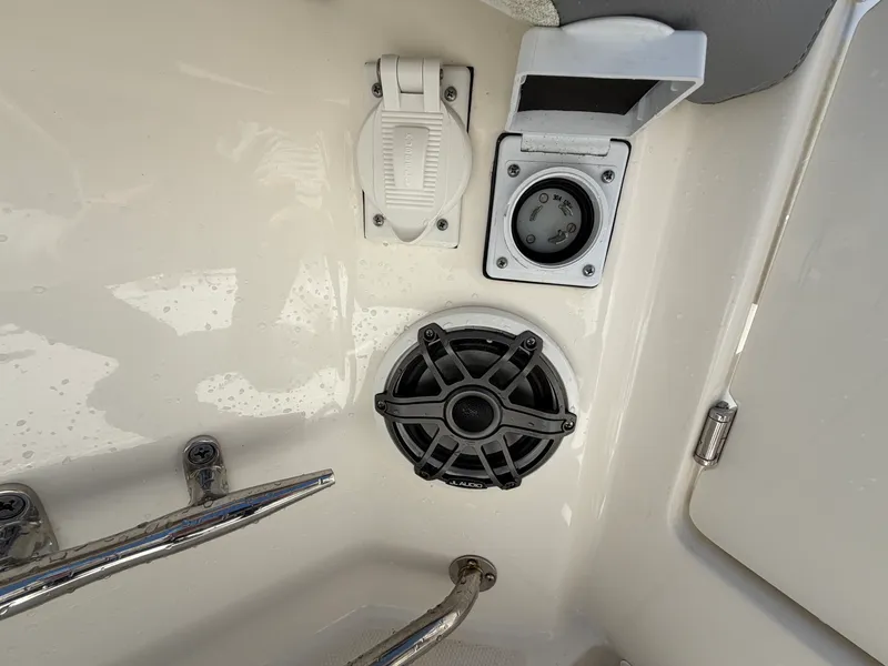 Slide: The Image of Boston Whaler 330 OUTRAGE 2024 - 14