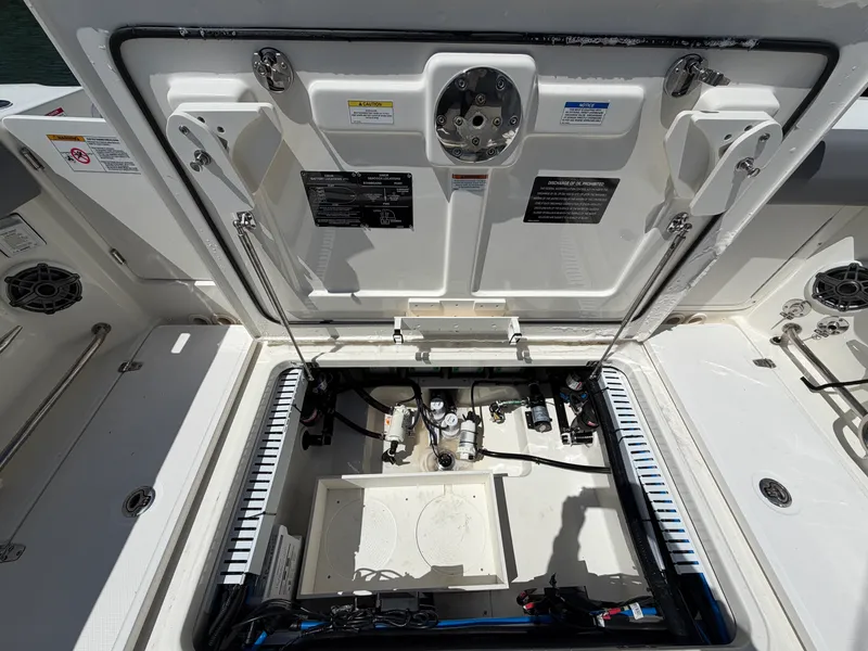 Slide: The Image of Boston Whaler 330 OUTRAGE 2024 - 44