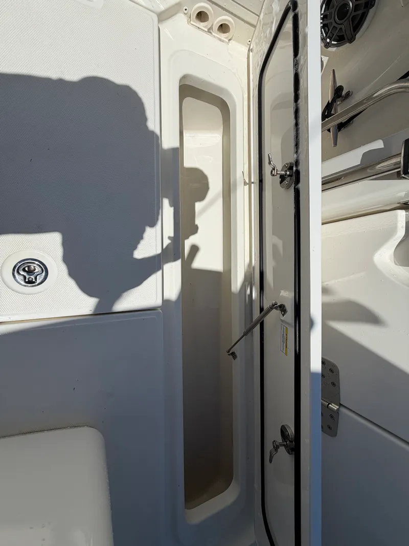 Slide: The Image of Boston Whaler 330 OUTRAGE 2024 - 19