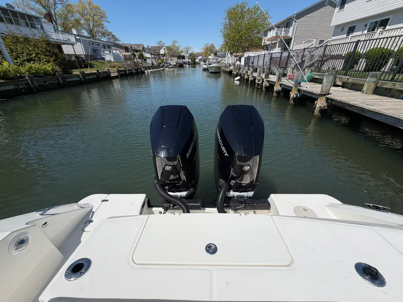 Slide: The Image of Boston Whaler 330 OUTRAGE 2024 - 16