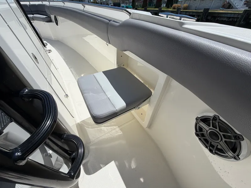 Slide: The Image of Boston Whaler 330 OUTRAGE 2024 - 29