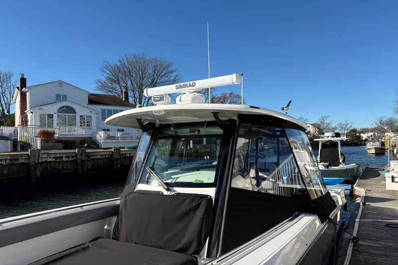 Slide: The Image of Boston Whaler 330 OUTRAGE 2024 - 8