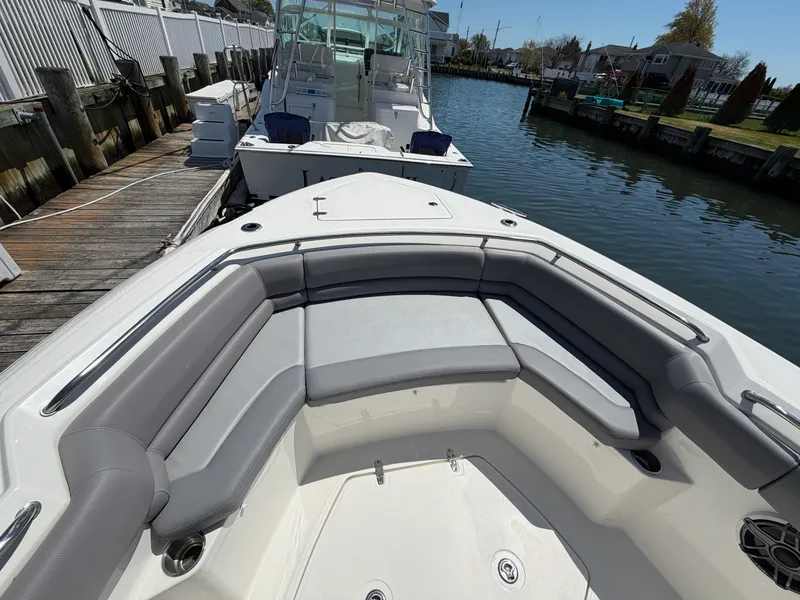 Slide: The Image of Boston Whaler 330 OUTRAGE 2024 - 38