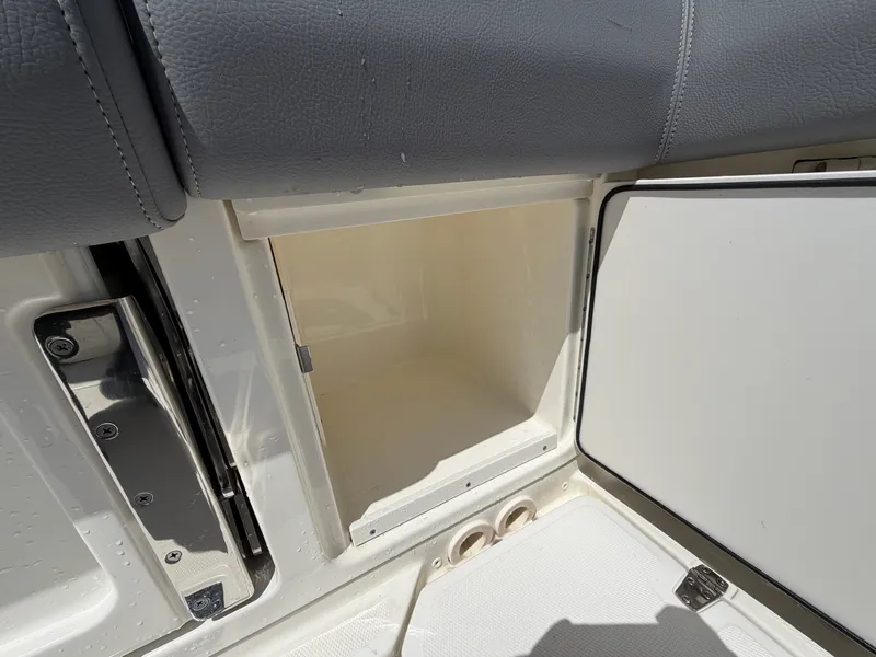 Slide: The Image of Boston Whaler 330 OUTRAGE 2024 - 17