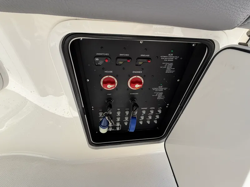 Slide: The Image of Boston Whaler 330 OUTRAGE 2024 - 28