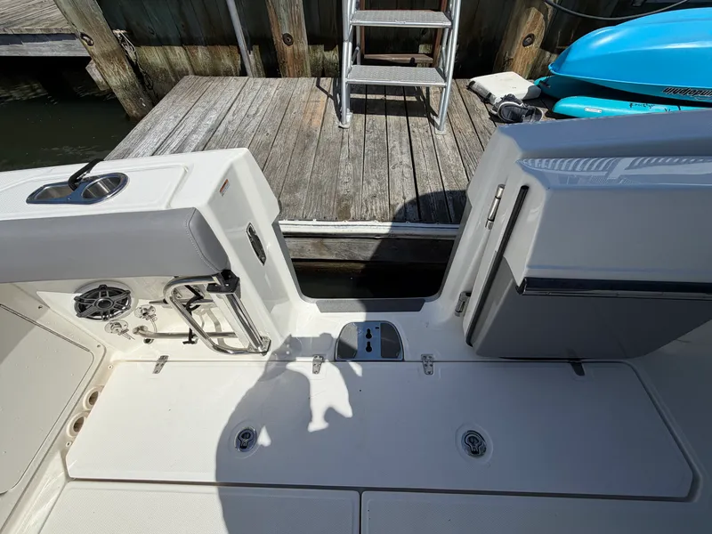 Slide: The Image of Boston Whaler 330 OUTRAGE 2024 - 20