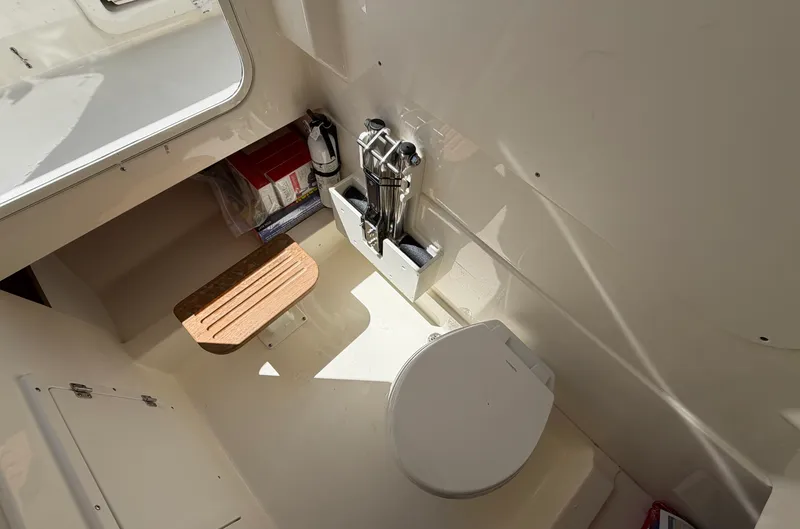 Slide: The Image of Boston Whaler 330 OUTRAGE 2024 - 31