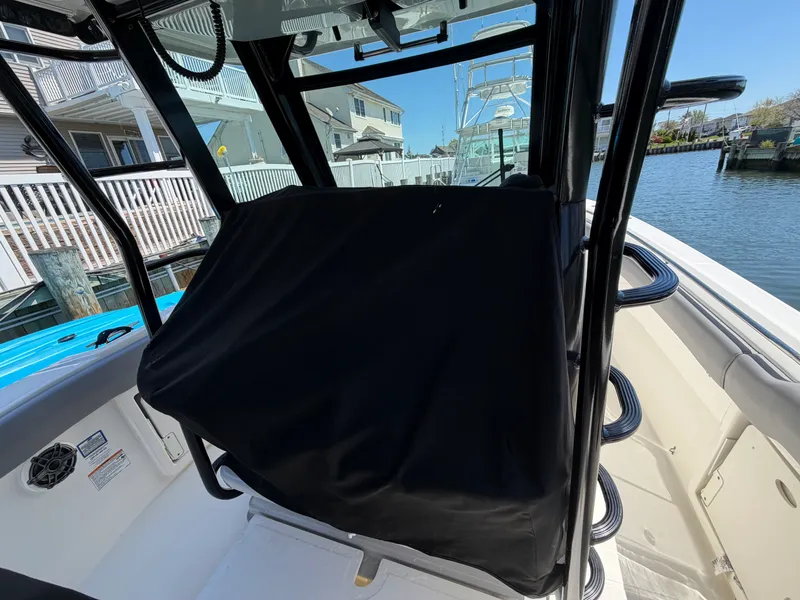Slide: The Image of Boston Whaler 330 OUTRAGE 2024 - 48
