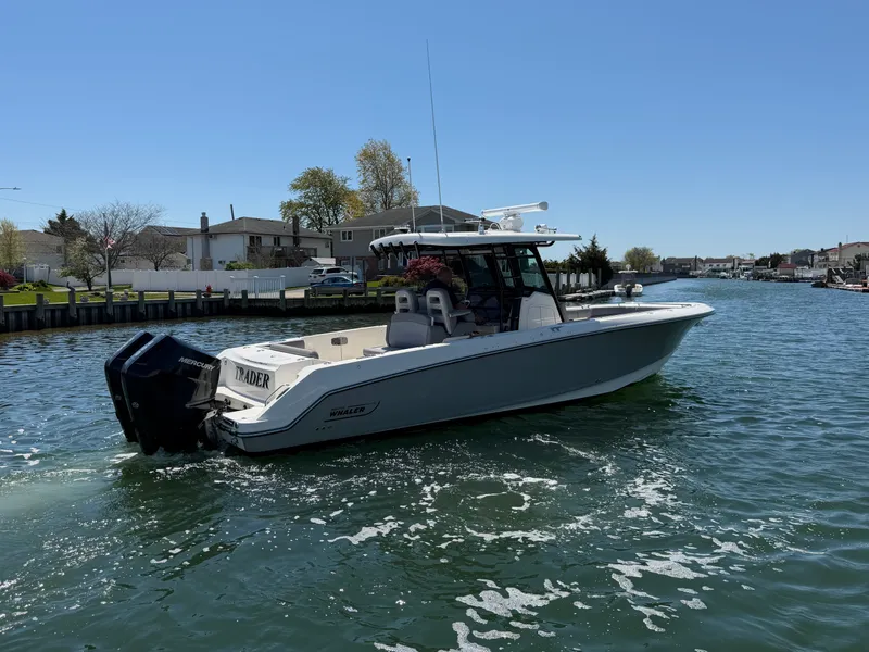 Slide: The Image of Boston Whaler 330 OUTRAGE 2024 - 6