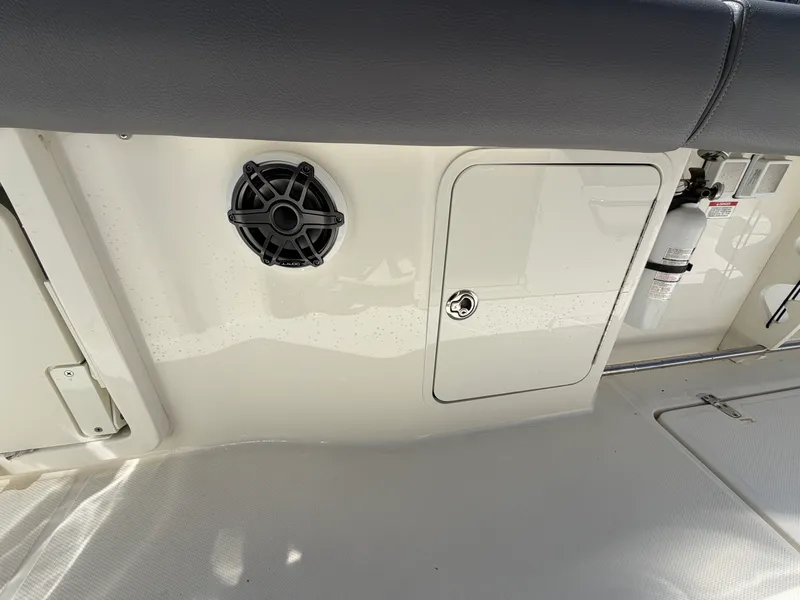 Slide: The Image of Boston Whaler 330 OUTRAGE 2024 - 27