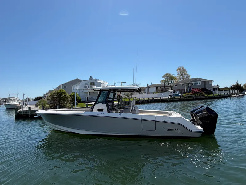Slide: The Image of Boston Whaler 330 OUTRAGE 2024 - 3