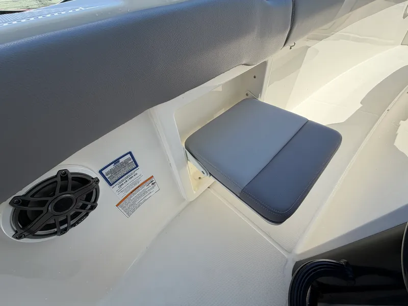 Slide: The Image of Boston Whaler 330 OUTRAGE 2024 - 40