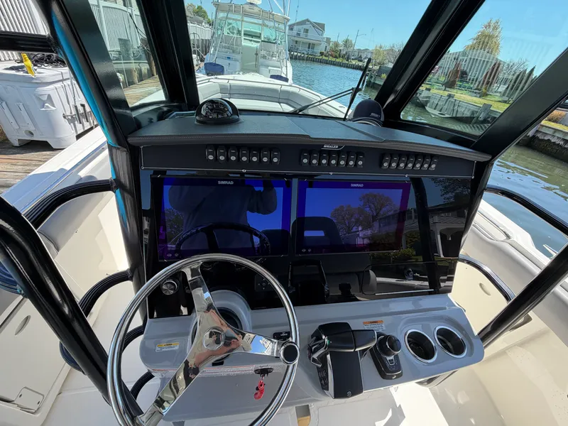 Slide: The Image of Boston Whaler 330 OUTRAGE 2024 - 26