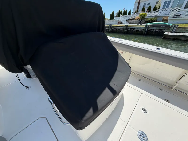 Slide: The Image of Boston Whaler 330 OUTRAGE 2024 - 47