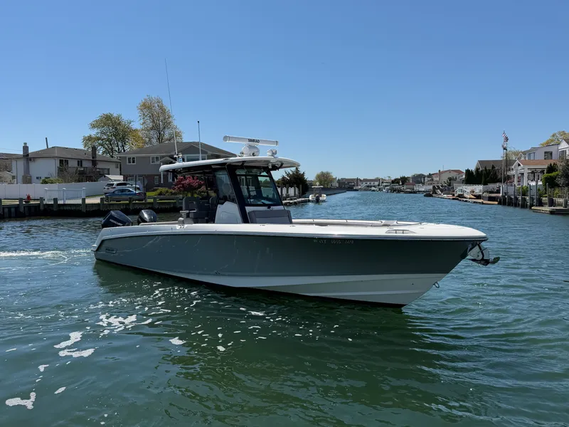 Slide: The Image of Boston Whaler 330 OUTRAGE 2024 - 5