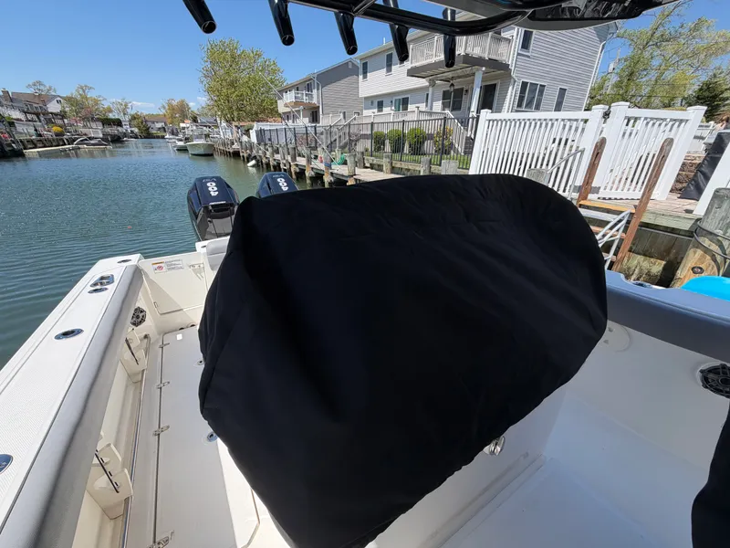 Slide: The Image of Boston Whaler 330 OUTRAGE 2024 - 49
