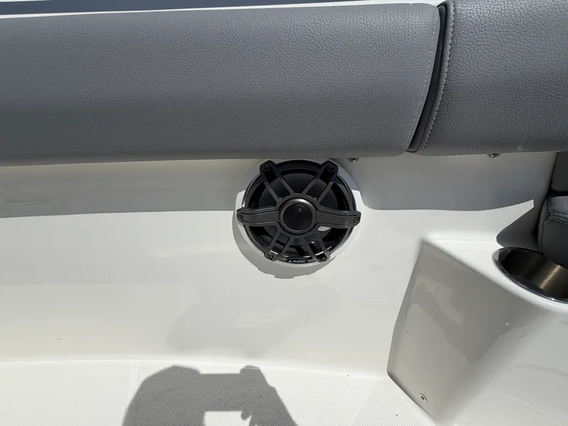 Slide: The Image of Boston Whaler 330 OUTRAGE 2024 - 35