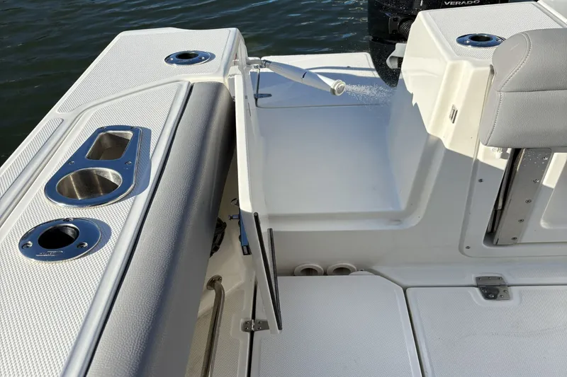 Slide: The Image of Boston Whaler 330R 2024 - 12