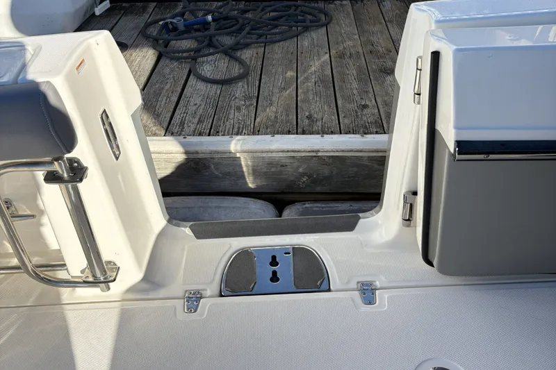 Slide: The Image of Boston Whaler 330R 2024 - 14