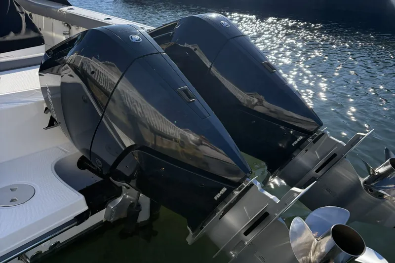 Slide: The Image of Boston Whaler 330R 2024 - 15