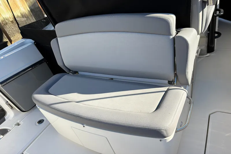 Slide: The Image of Boston Whaler 330R 2024 - 16