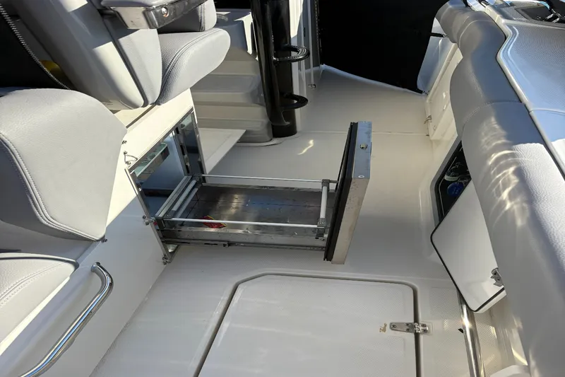 Slide: The Image of Boston Whaler 330R 2024 - 18