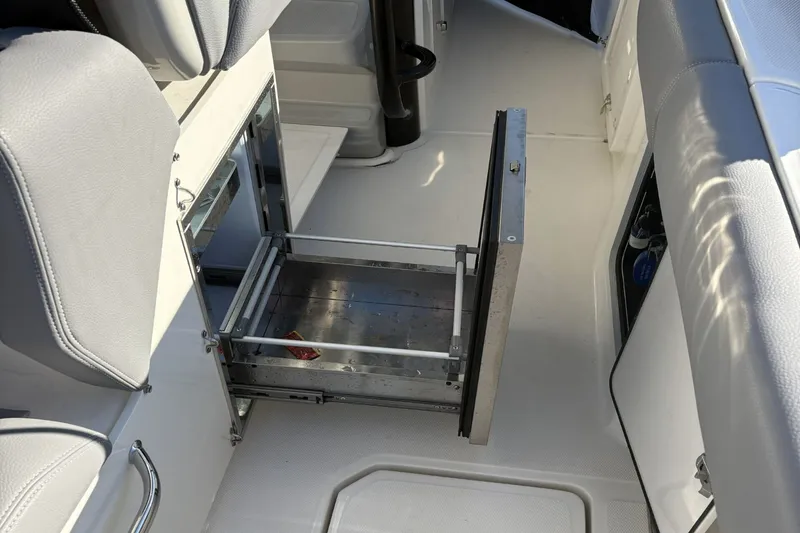 Slide: The Image of Boston Whaler 330R 2024 - 19