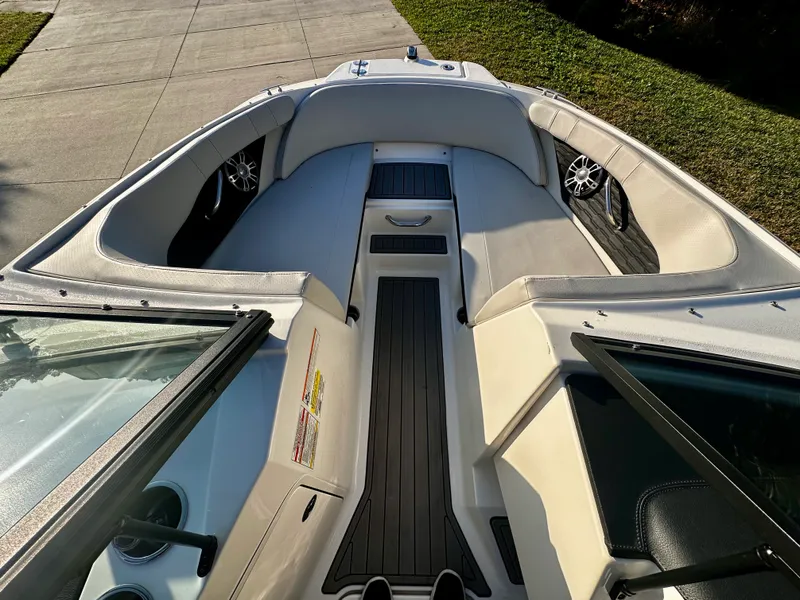 Slide: The Image of Sea Ray 210 SPX OB 2023 - 13