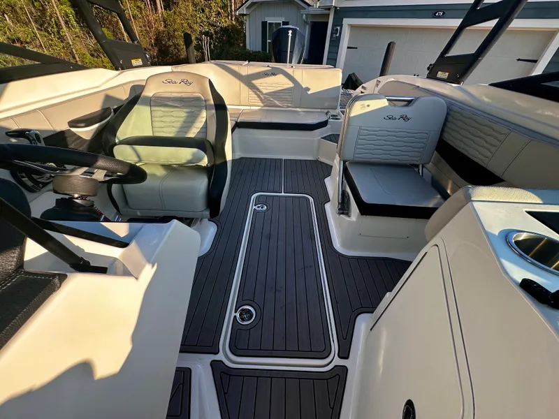 Slide: The Image of Sea Ray 210 SPX OB 2023 - 14