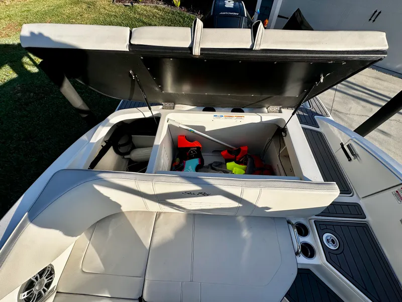 Slide: The Image of Sea Ray 210 SPX OB 2023 - 16