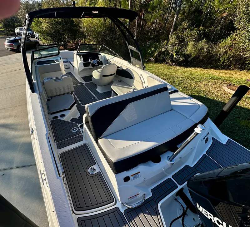 Slide: The Image of Sea Ray 210 SPX OB 2023 - 18