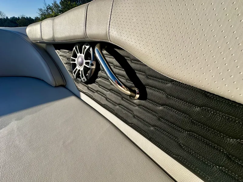 Slide: The Image of Sea Ray 210 SPX OB 2023 - 19