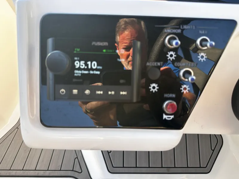 Slide: The Image of Sea Ray 210 SPX OB 2023 - 22