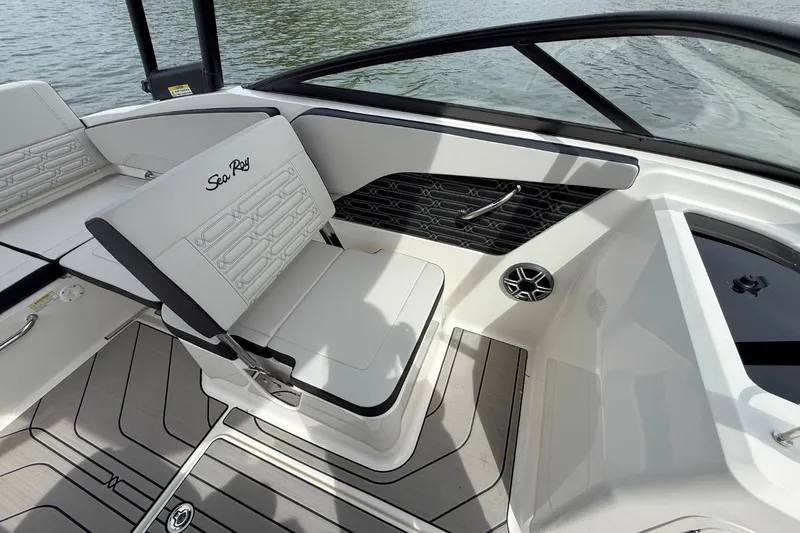 Slide: The Image of Sea Ray SPX 210 Outboard 2026 - 13
