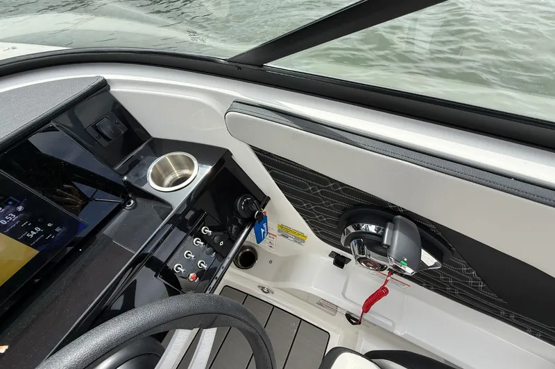 Slide: The Image of Sea Ray SPX 210 Outboard 2026 - 17