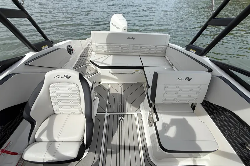 Slide: The Image of Sea Ray SPX 210 Outboard 2026 - 18