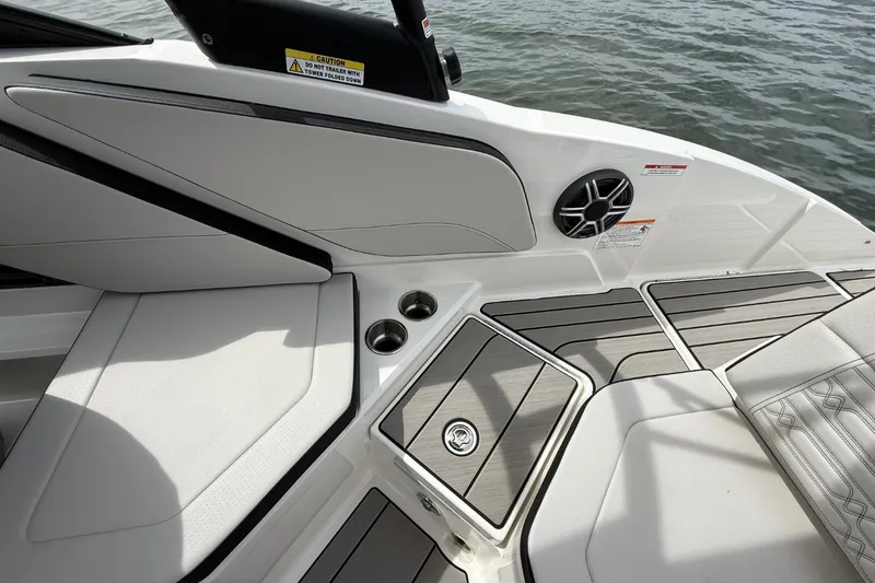Slide: The Image of Sea Ray SPX 210 Outboard 2026 - 9