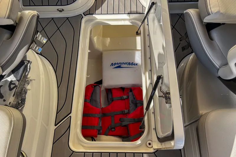 Slide: The Image of Sea Ray 260 SLX OB 2023 - 37