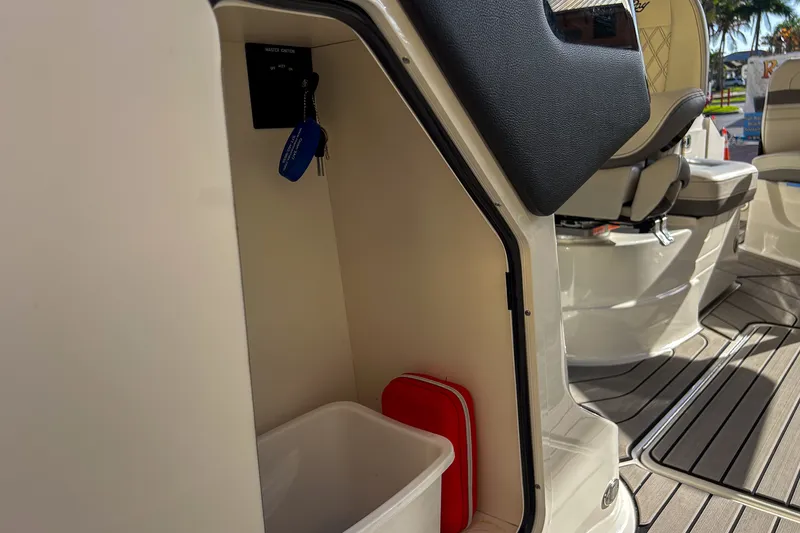 Slide: The Image of Sea Ray 260 SLX OB 2023 - 46