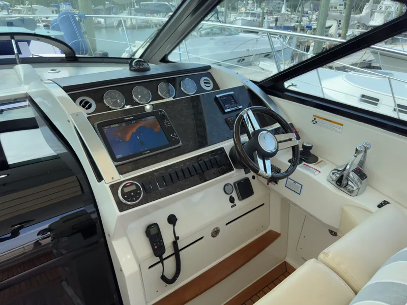 Slide: The Image of Sea Ray 410 SUNDANCER 2014 - 10
