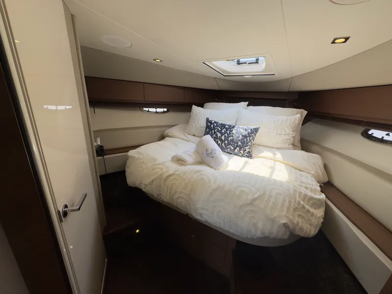 Slide: The Image of Sea Ray 410 SUNDANCER 2014 - 15