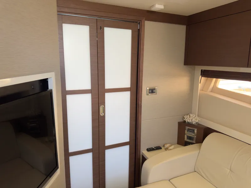 Slide: The Image of Sea Ray 410 SUNDANCER 2014 - 23