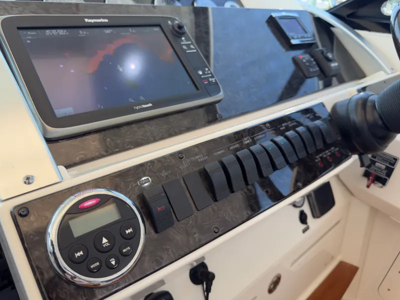 Slide: The Image of Sea Ray 410 SUNDANCER 2014 - 24