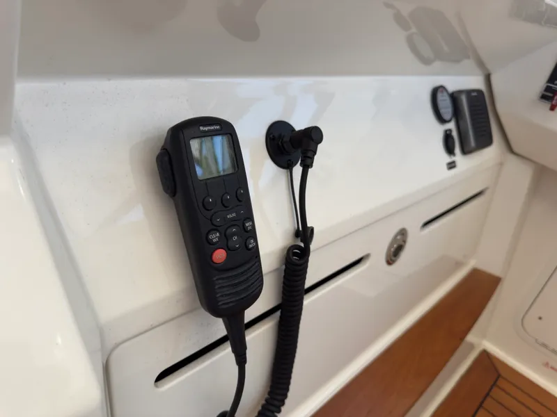 Slide: The Image of Sea Ray 410 SUNDANCER 2014 - 25